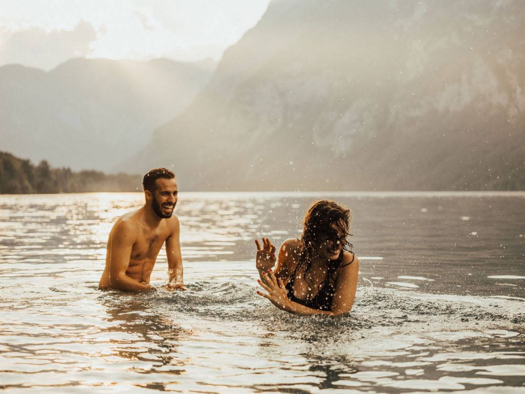 FotografiranjeParaSlapKozjekMangartBohinjskoJezeroLuckePelikanAvtoSproscenofotografiranjeZaljubljenparHribi 75 