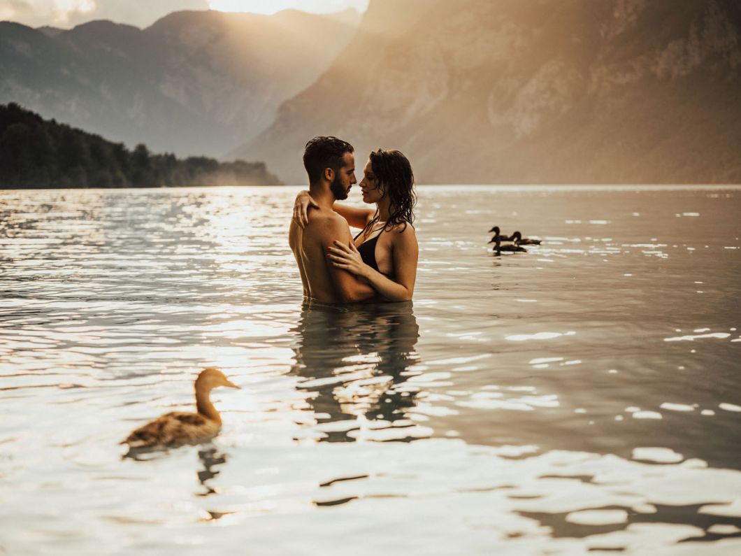FotografiranjeParaSlapKozjekMangartBohinjskoJezeroLuckePelikanAvtoSproscenofotografiranjeZaljubljenparHribi 78 